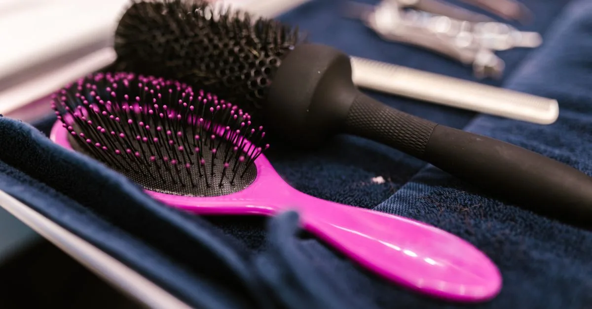 Symbolbild mit Bürsten und Werkzeugen für Haarstyling